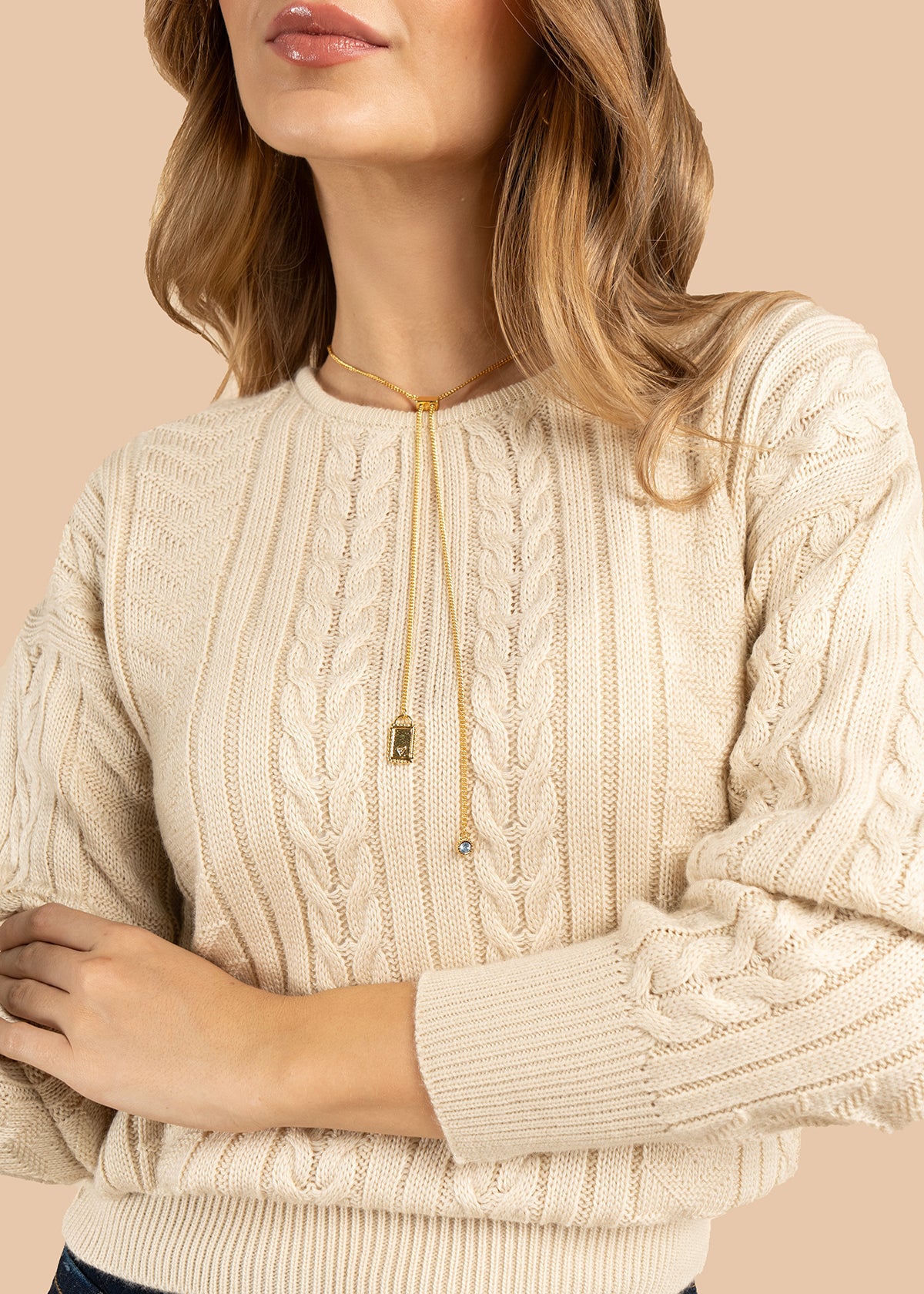Buzo color beige con cuello redondo y textura trenzada 101932