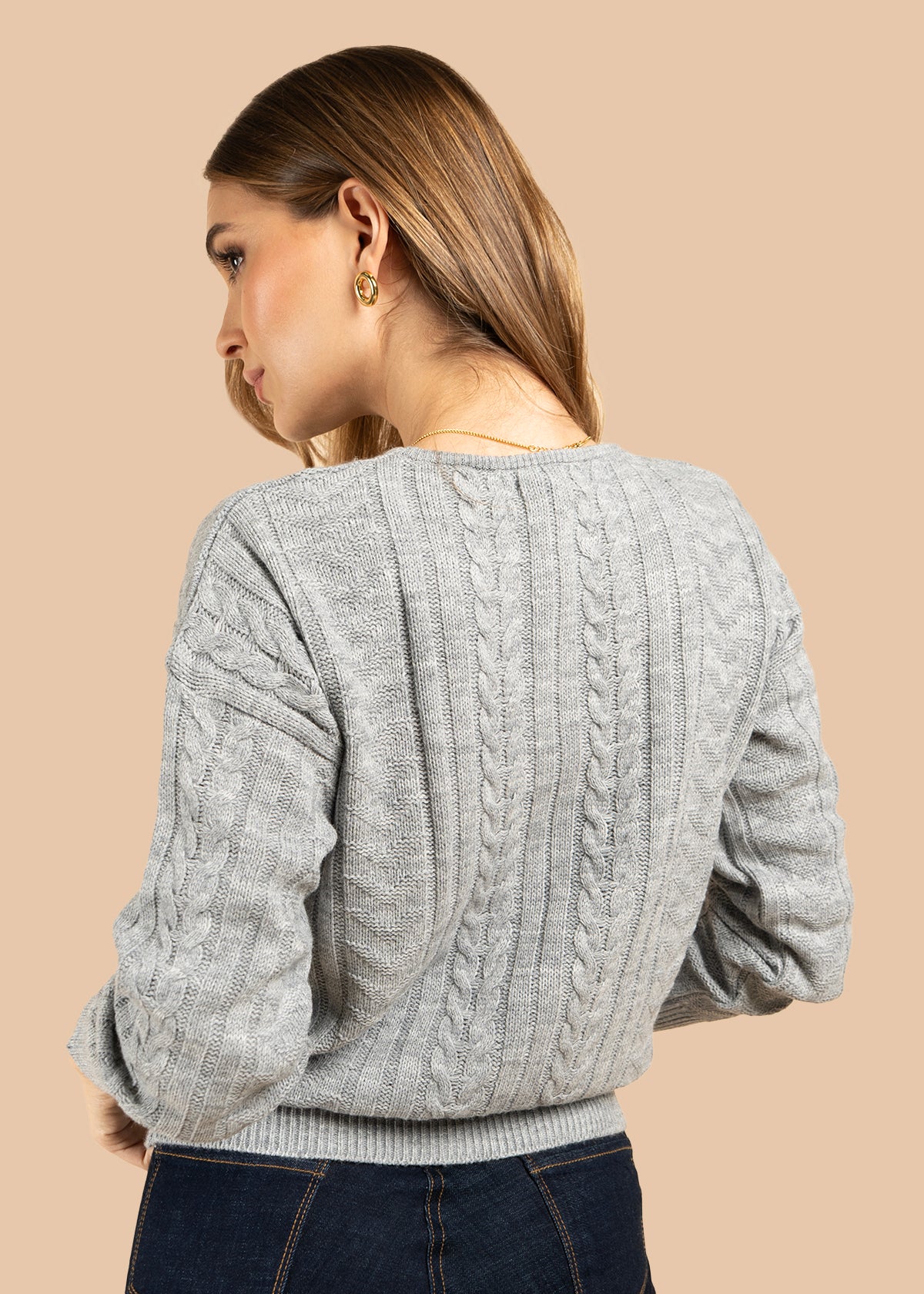 Buzo color gris con cuello redondo y textura trenzada 101932
