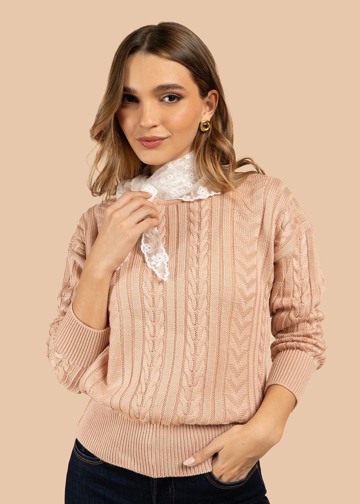 Buzo color palo de rosa con cuello redondo y textura trenzada 101932