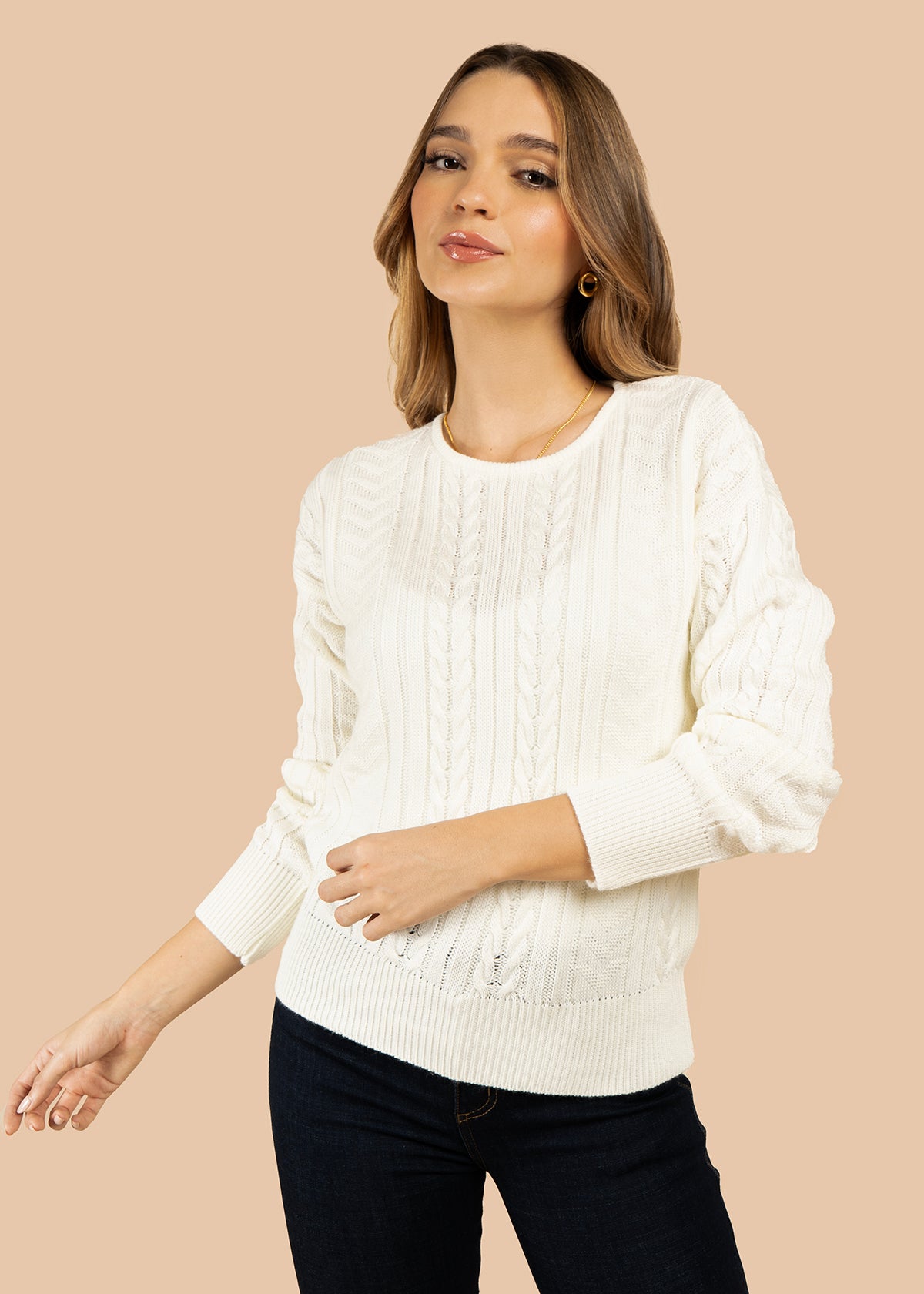 Buzo color talco con cuello redondo y textura trenzada 101932