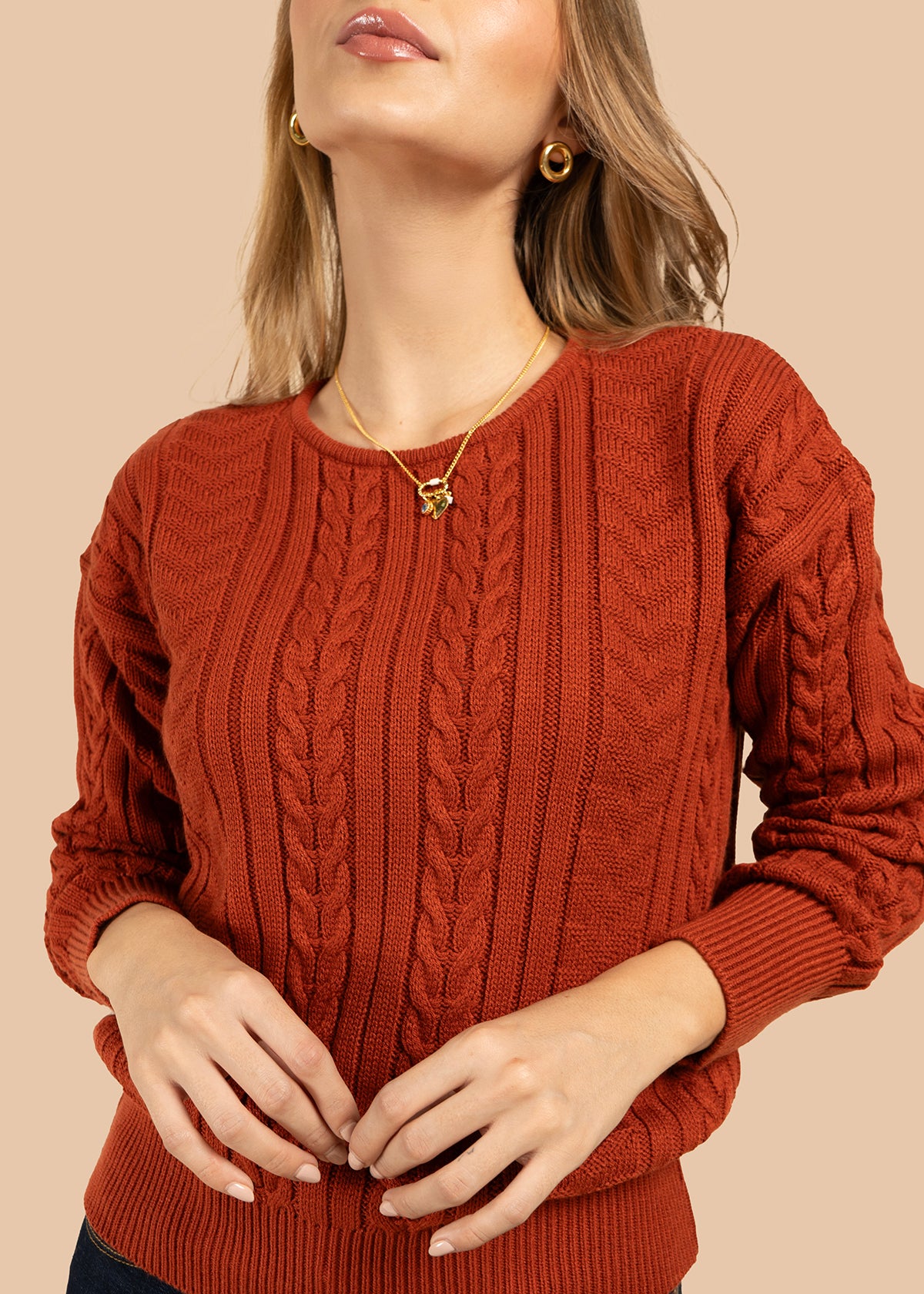 Buzo color terracota con cuello redondo y textura trenzada 101932