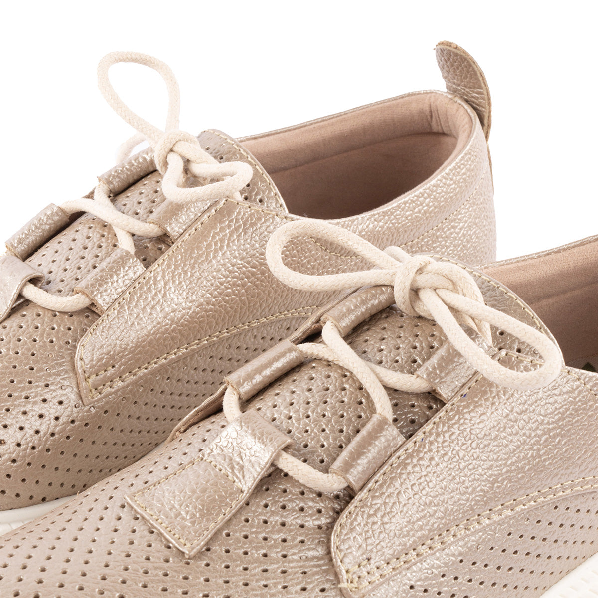 Ataduras en cuero color champaña con perforaciones