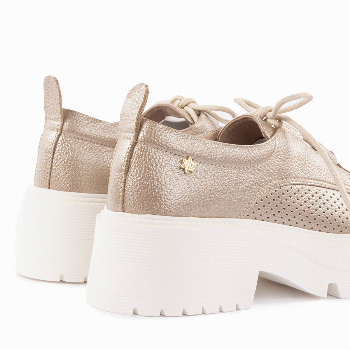 Ataduras en cuero color champaña con perforaciones