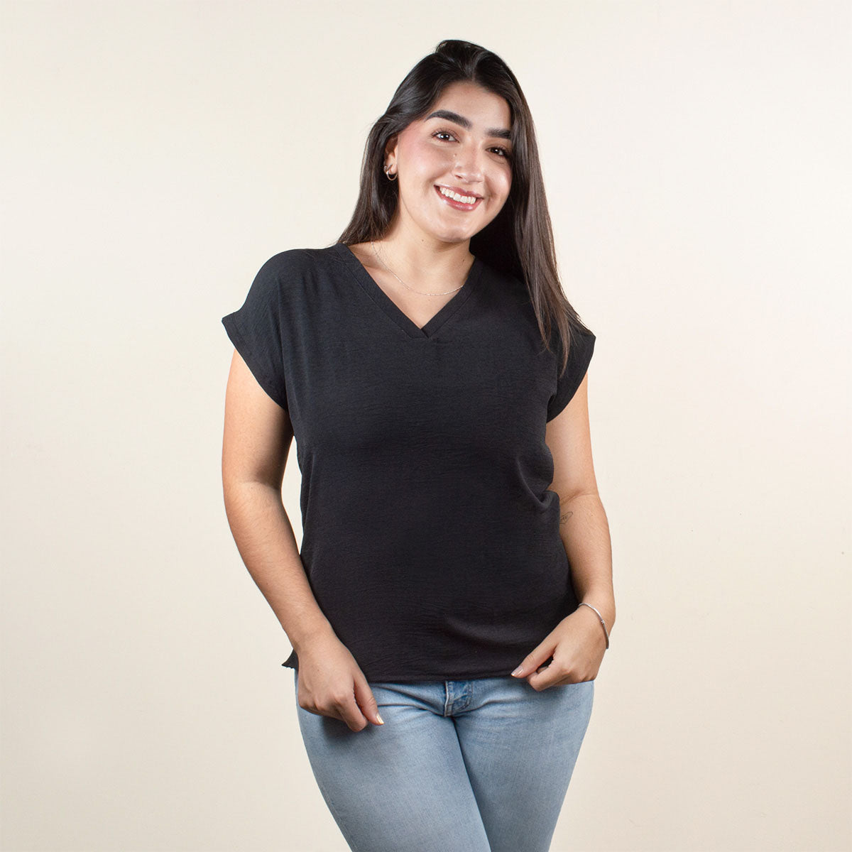 Blusa con cuello en V color negro