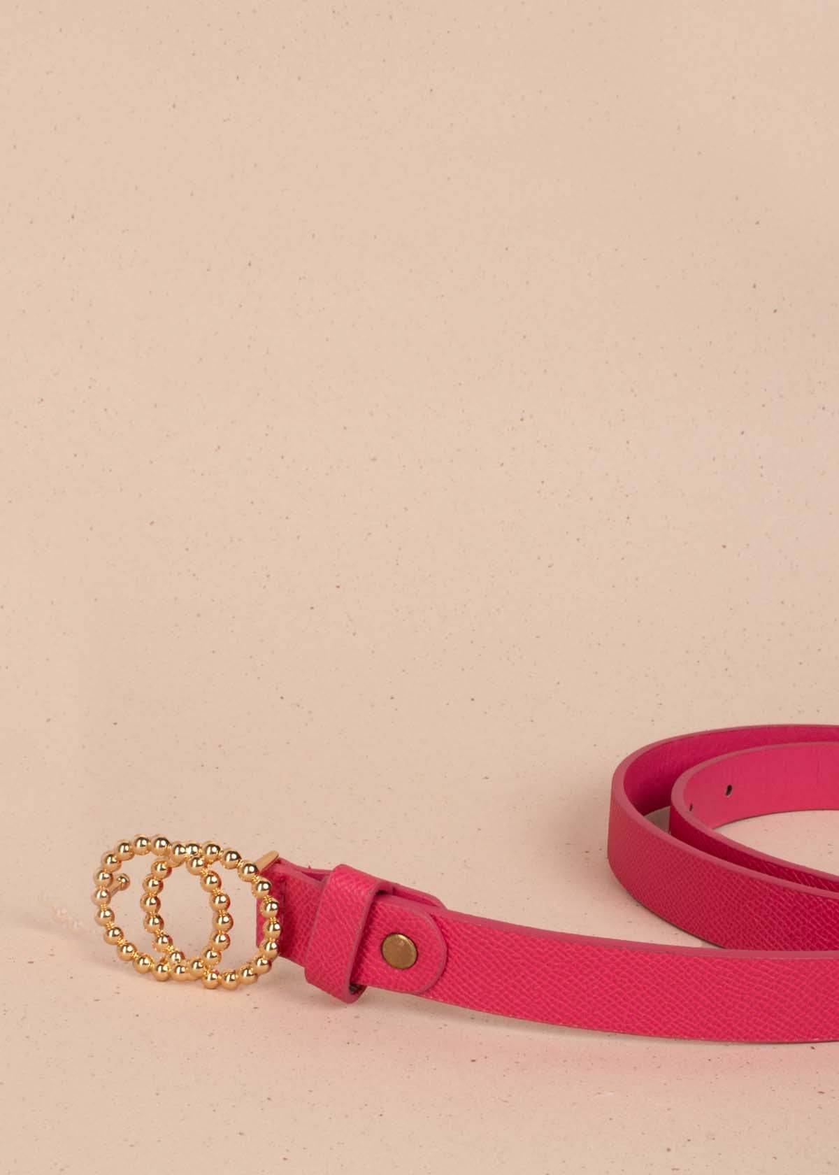 Cinturón color fucsia con herraje de doble círculos dorados 103658