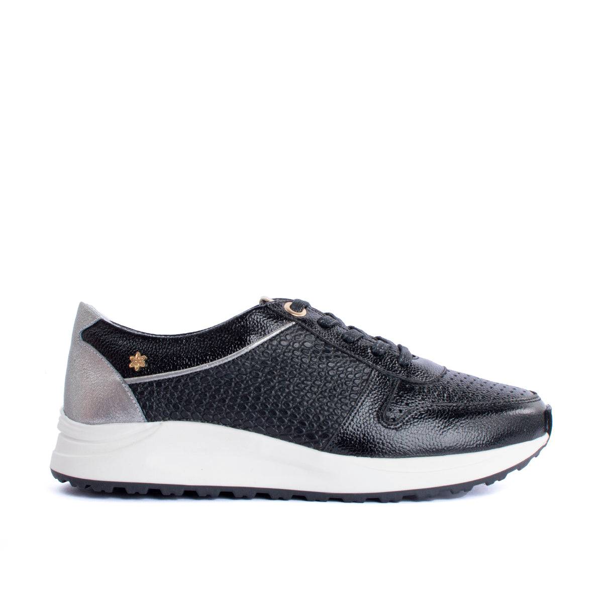 Tenis casuales en cuero color negro con talón plateado