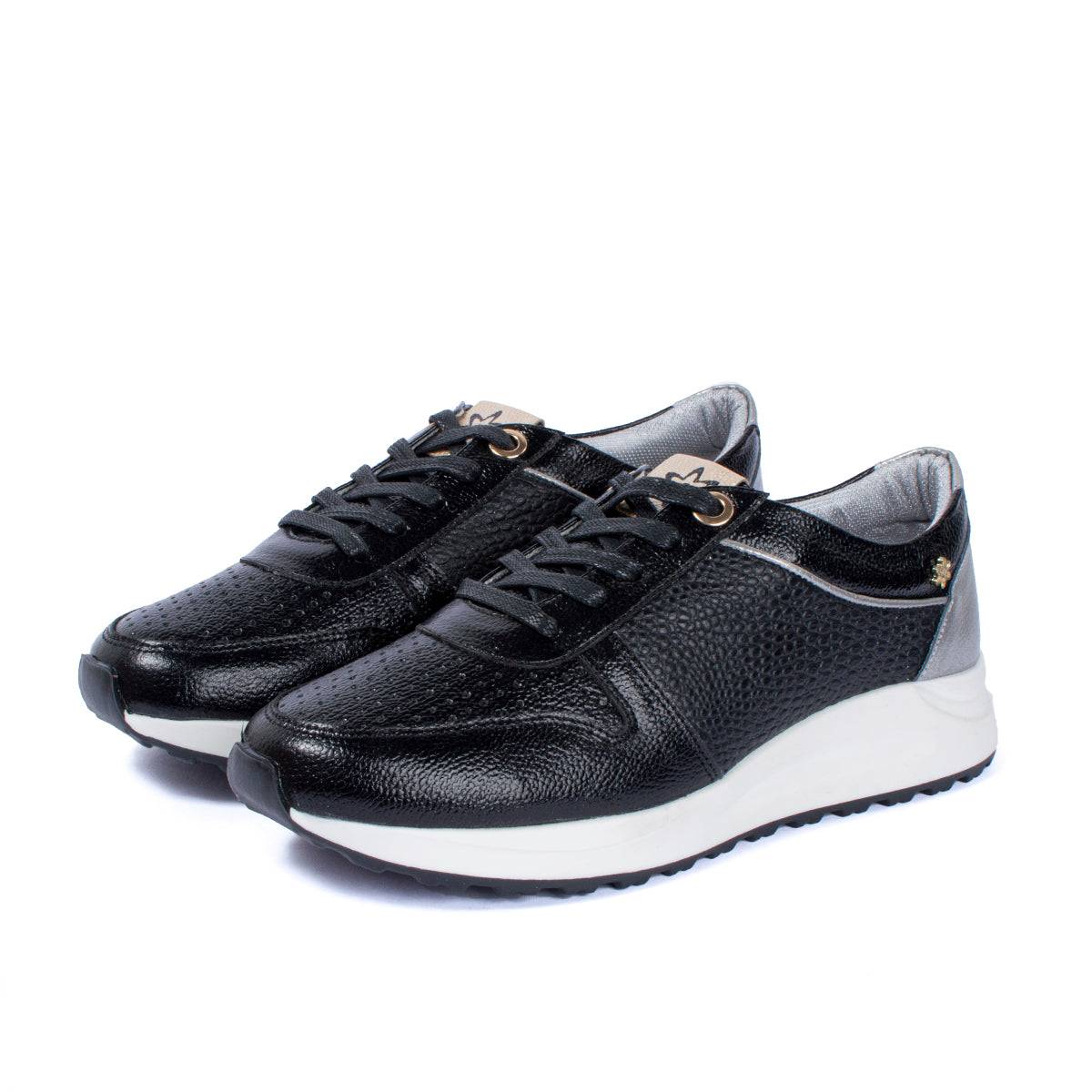 Tenis casuales en cuero color negro con talón plateado