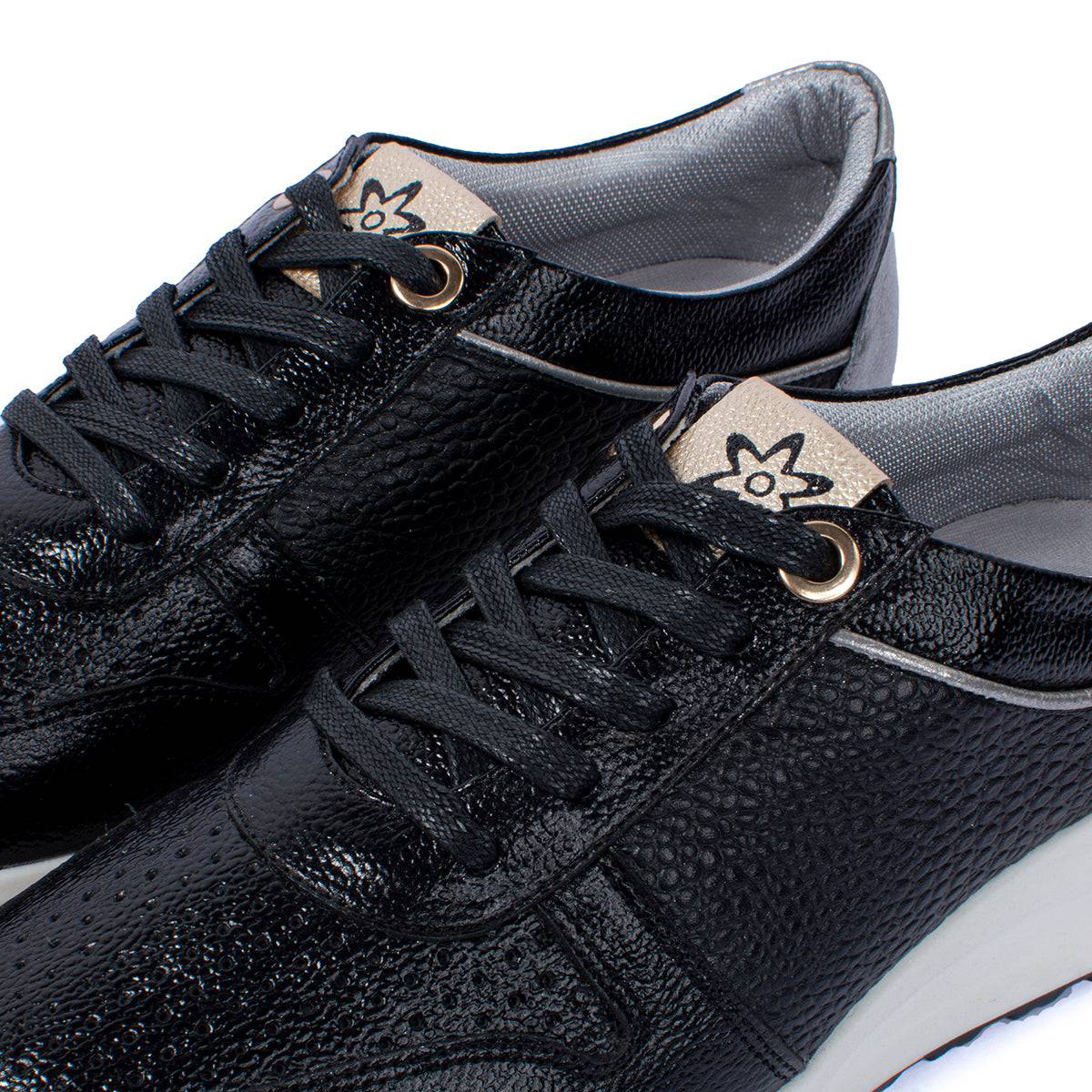Tenis casuales en cuero color negro con talón plateado