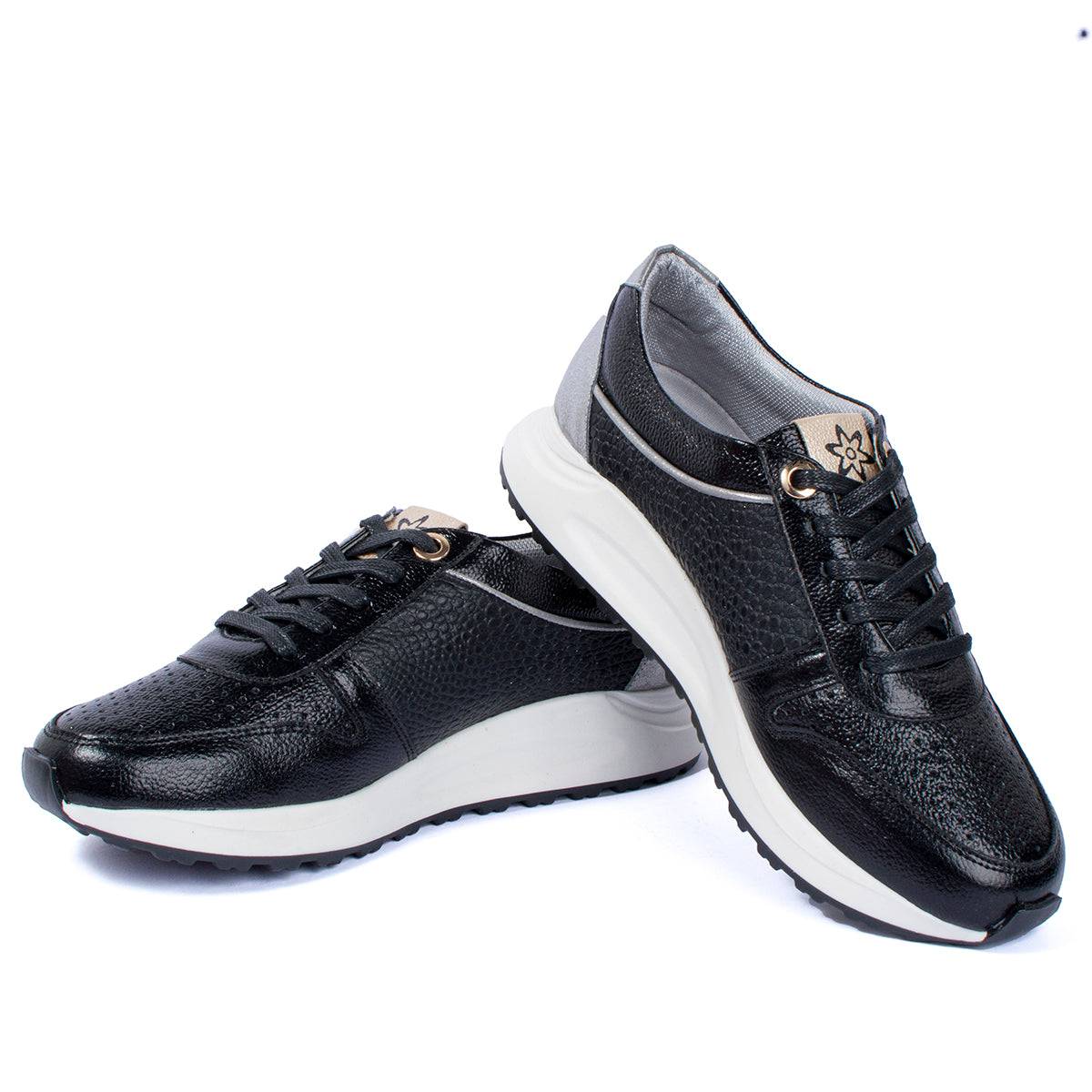 Tenis casuales en cuero color negro con talón plateado