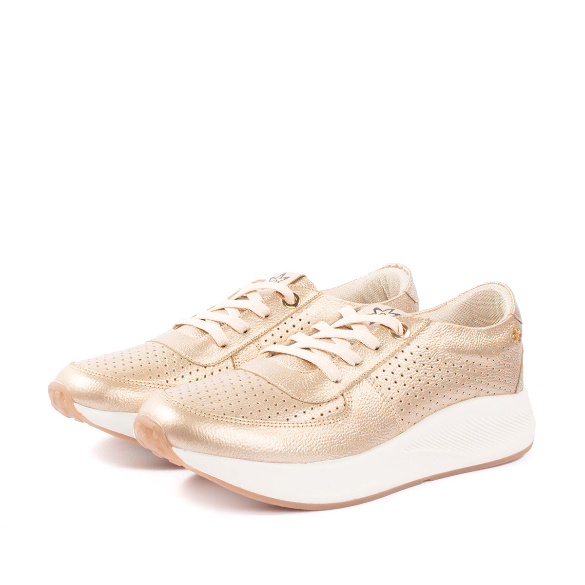 Tenis casuales de cuero color champaña con perforaciones