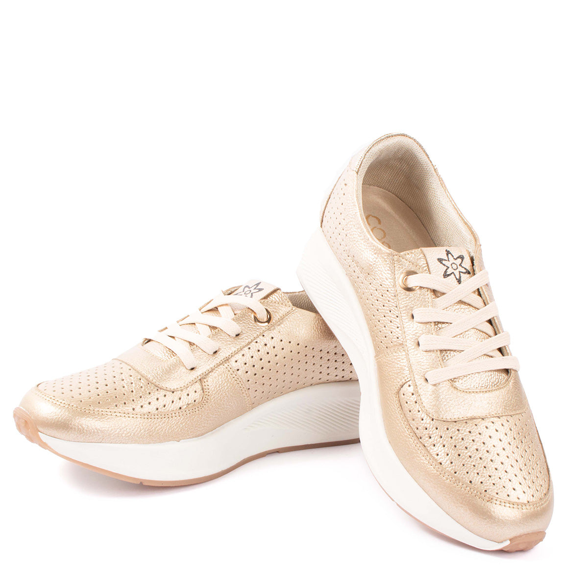 Tenis casuales de cuero color champaña con perforaciones