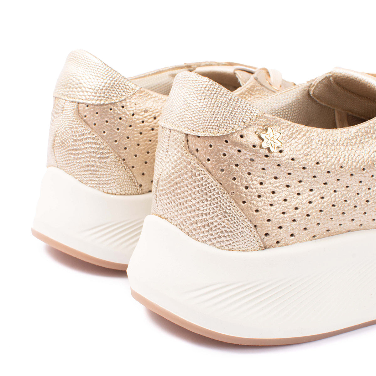 Tenis casuales de cuero color champaña con perforaciones