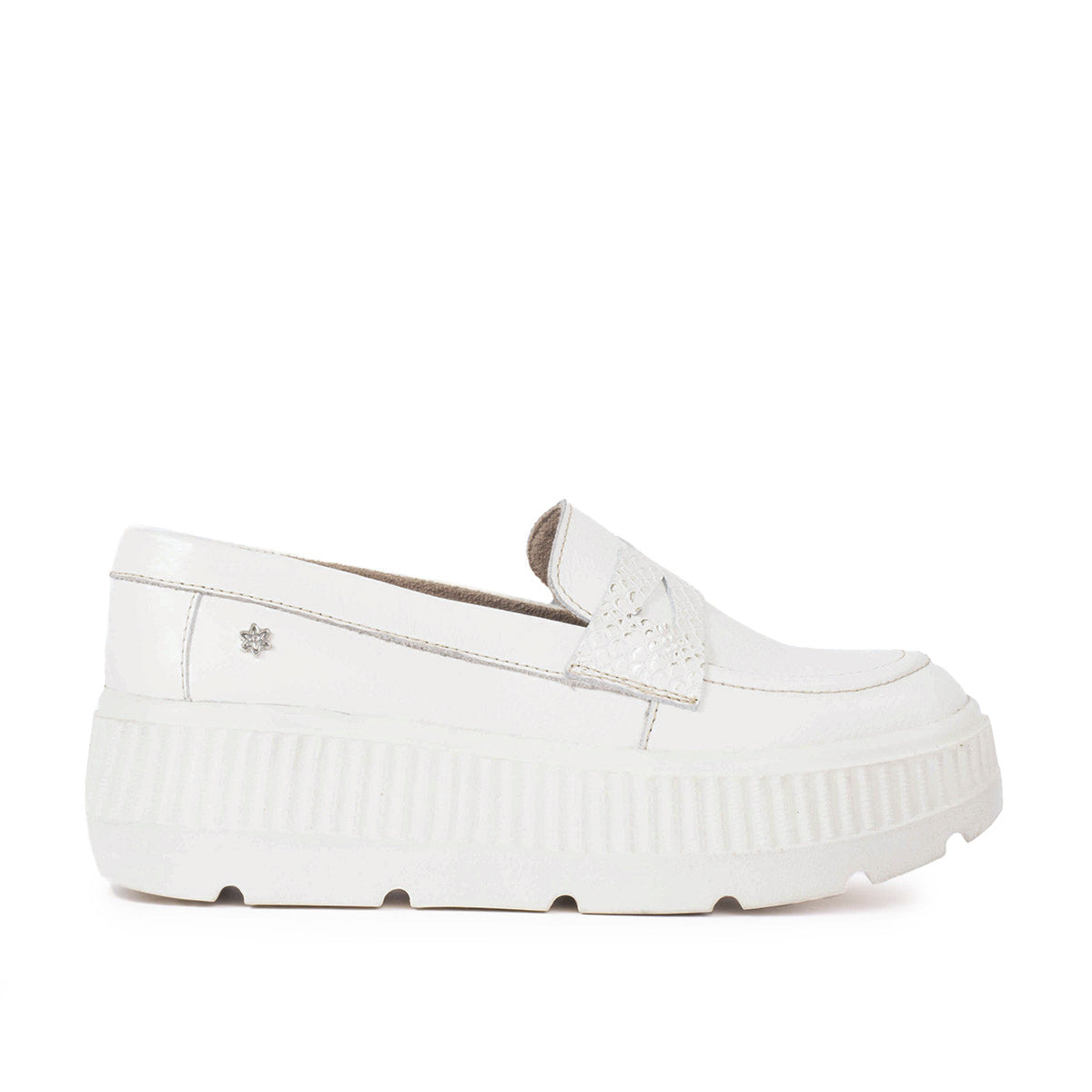 Mocasines en cuero color blanco con antifaz texturizado
