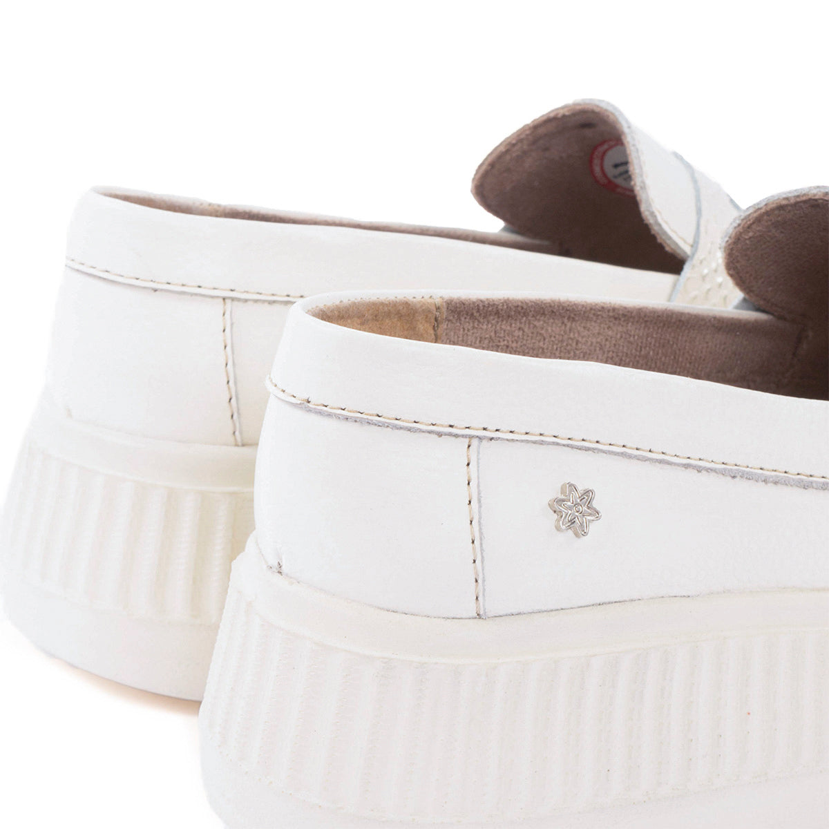 Mocasines en cuero color blanco con antifaz texturizado