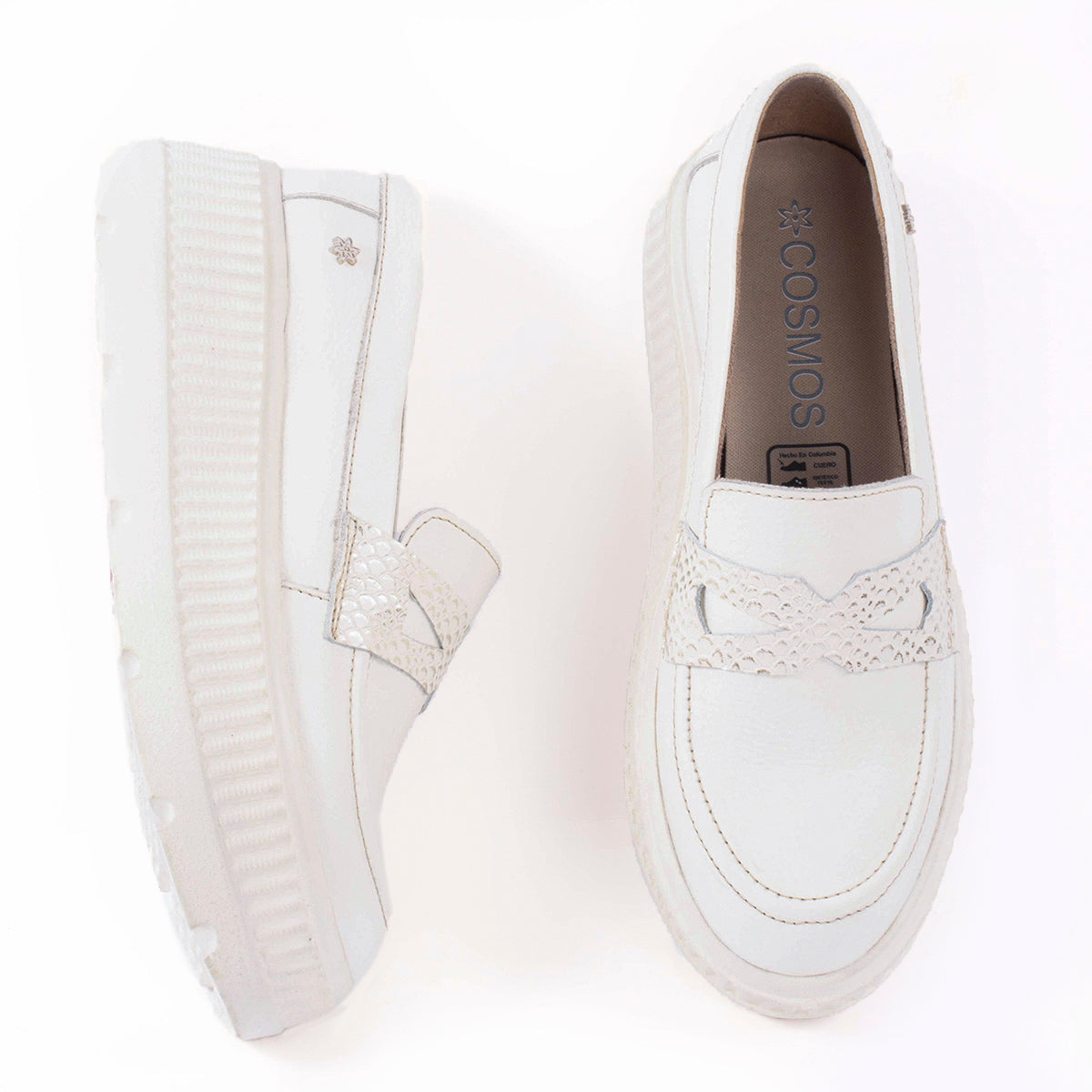 Mocasines en cuero color blanco con antifaz texturizado
