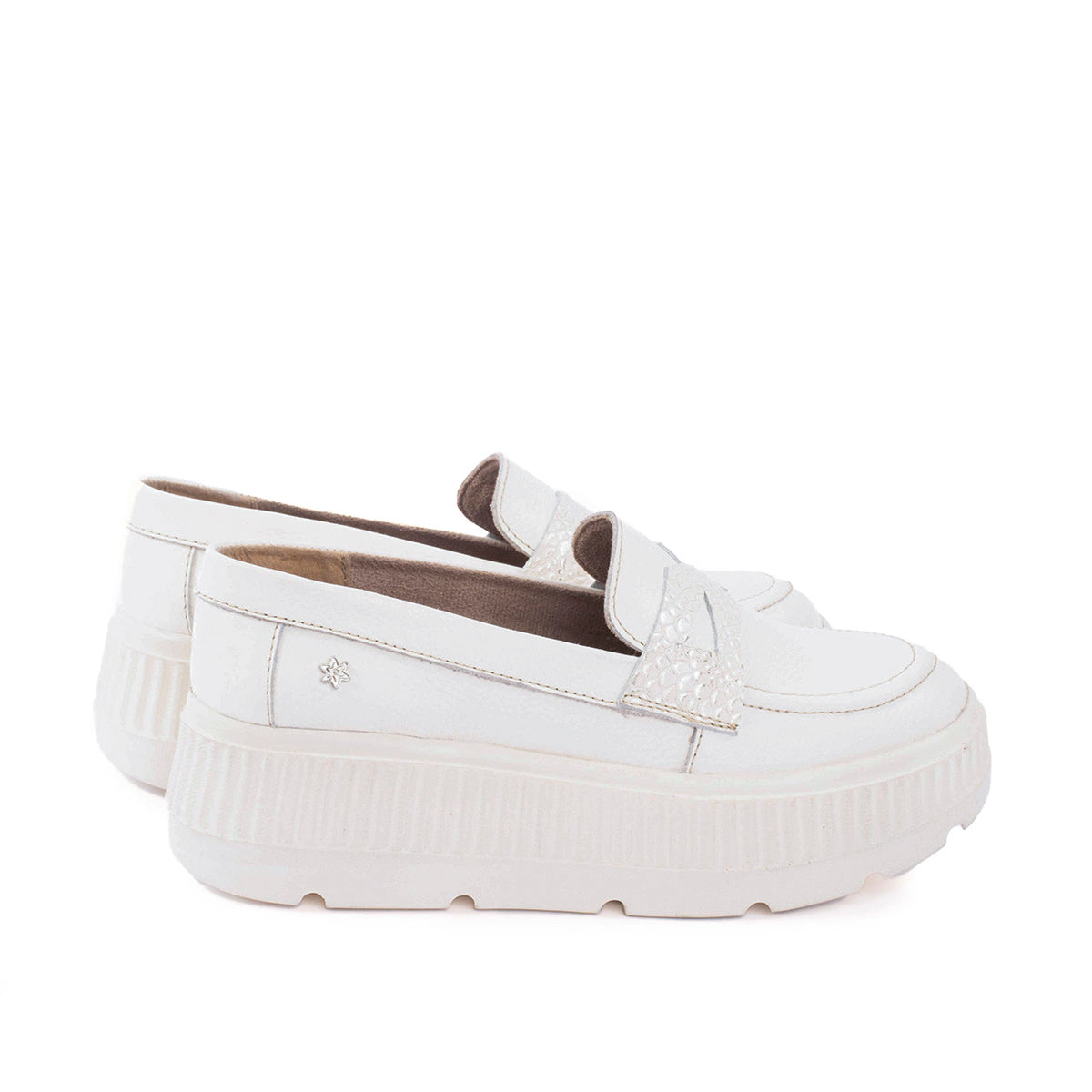 Mocasines en cuero color blanco con antifaz texturizado