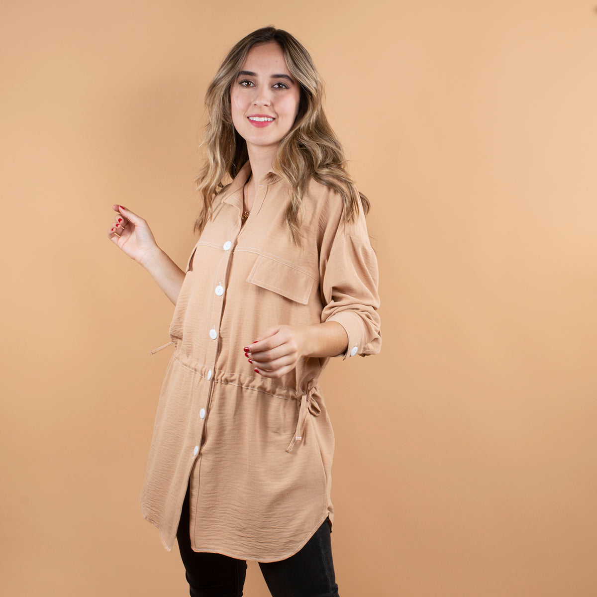 Chaqueta color camel con recogido en cintura