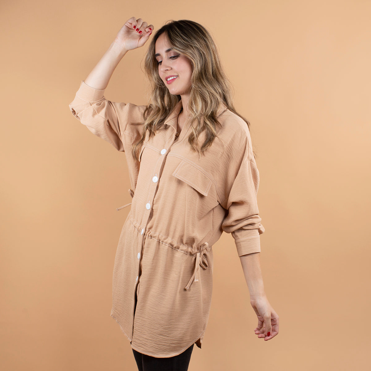 Chaqueta color camel con recogido en cintura