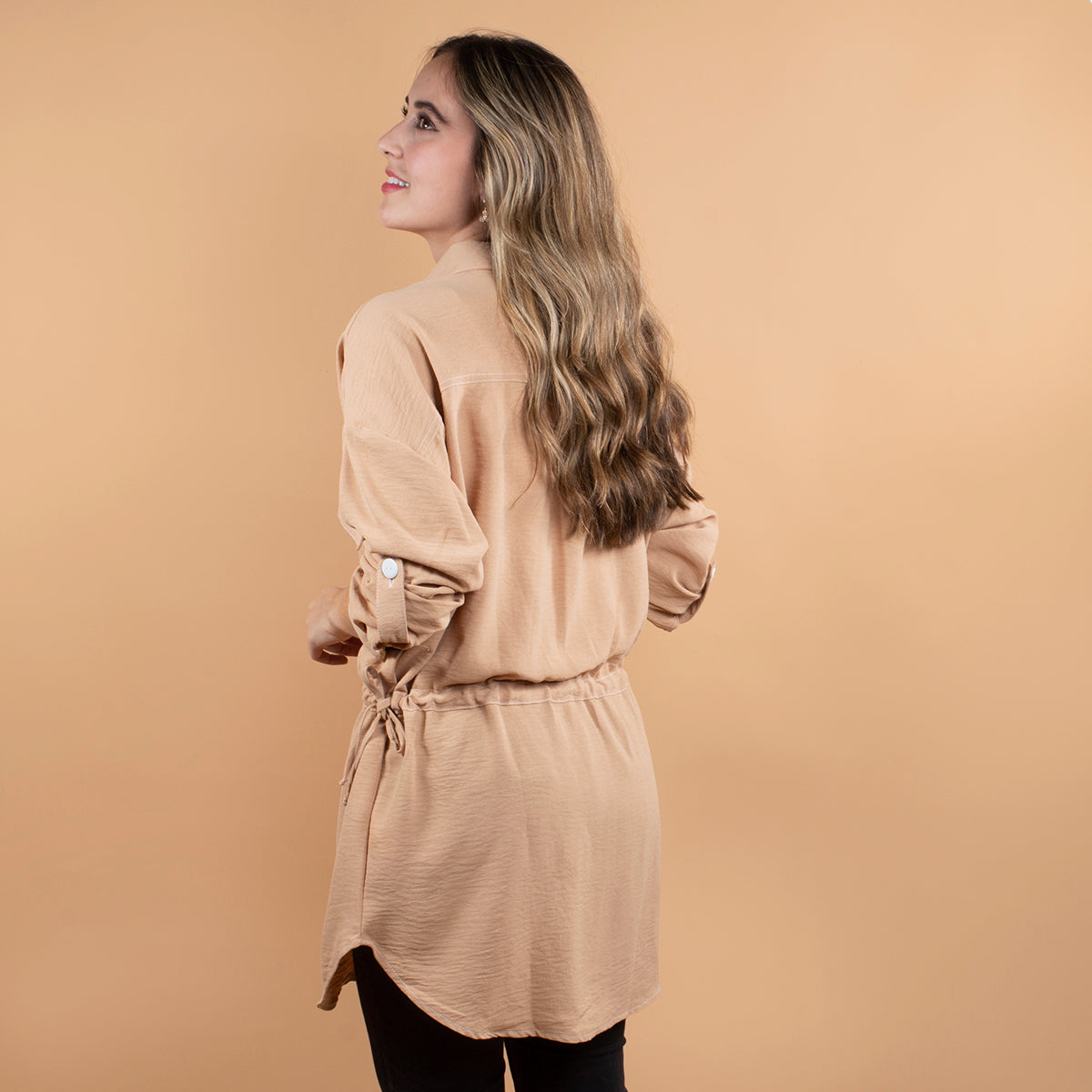 Chaqueta color camel con recogido en cintura