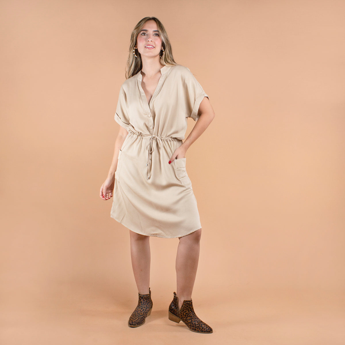 Vestido corto color camel con recogido en cintura y cuello v 103940
