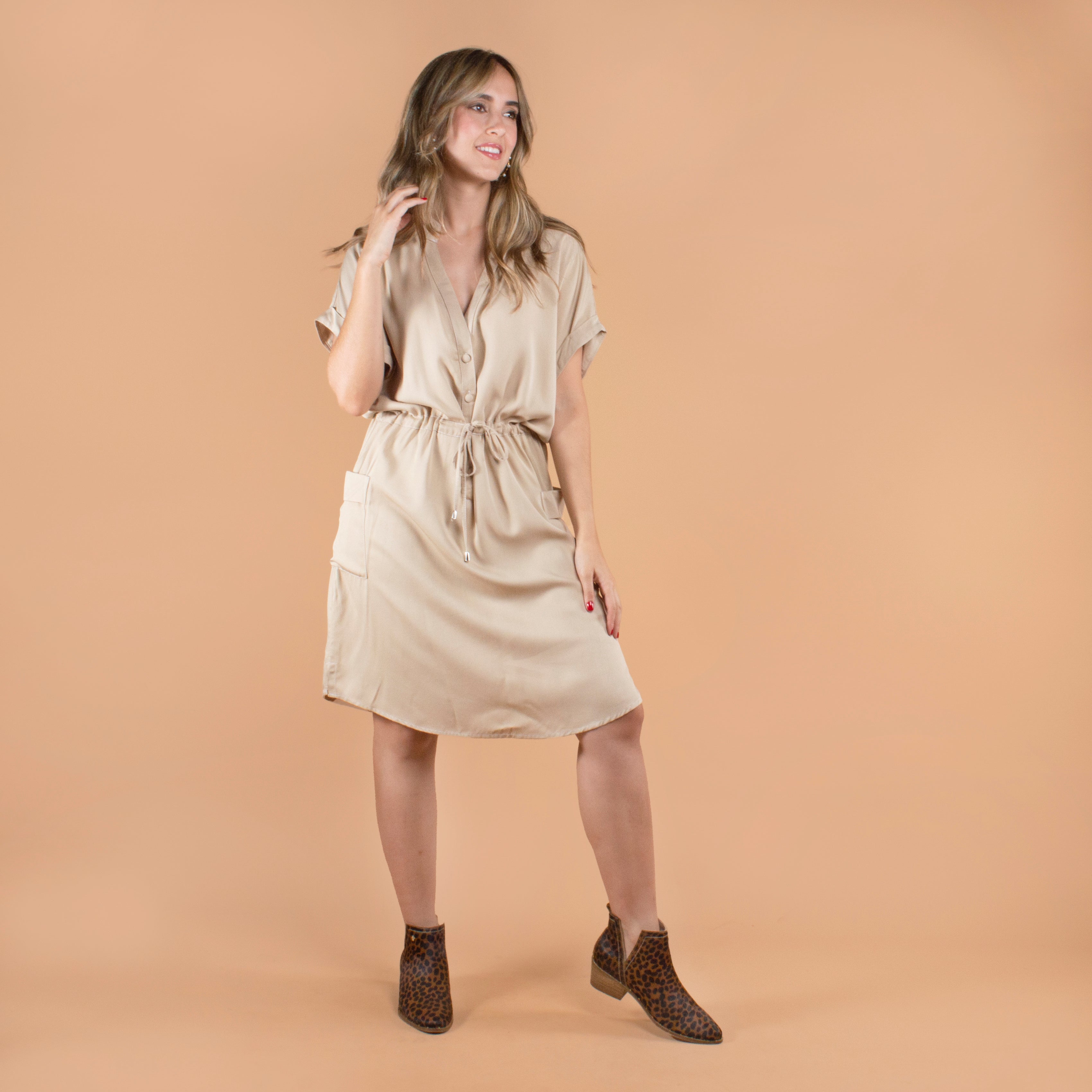 Vestido corto color camel con recogido en cintura y cuello v 103940