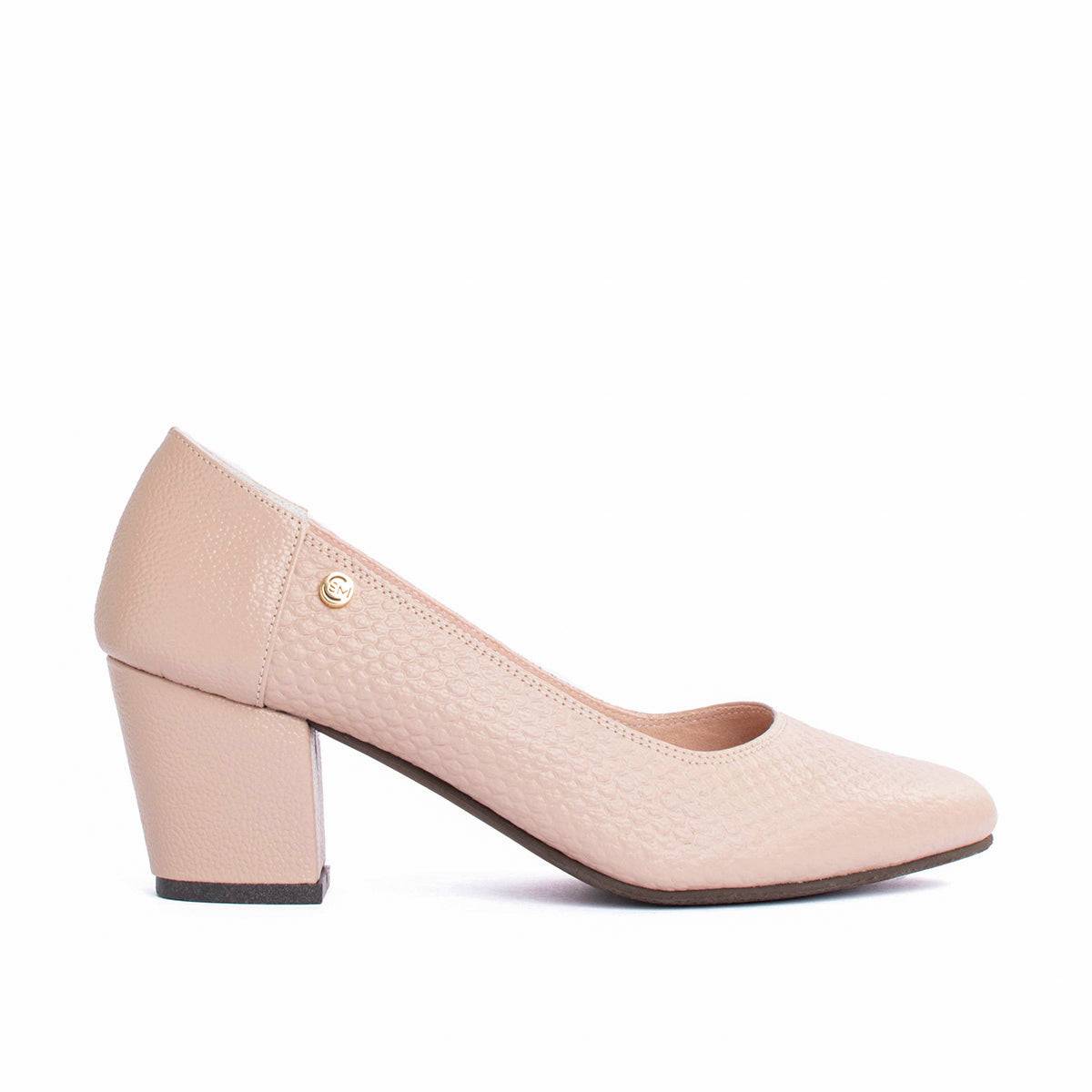 Tacones cerrados en cuero color taupe con textura en croco