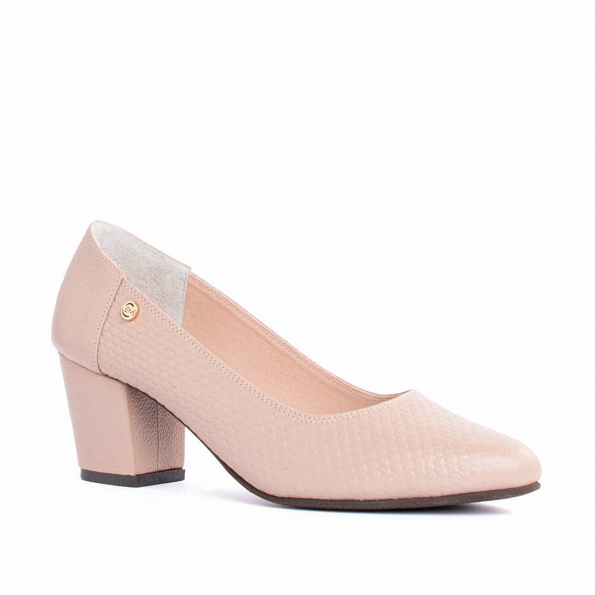 Tacones cerrados en cuero color taupe con textura en croco