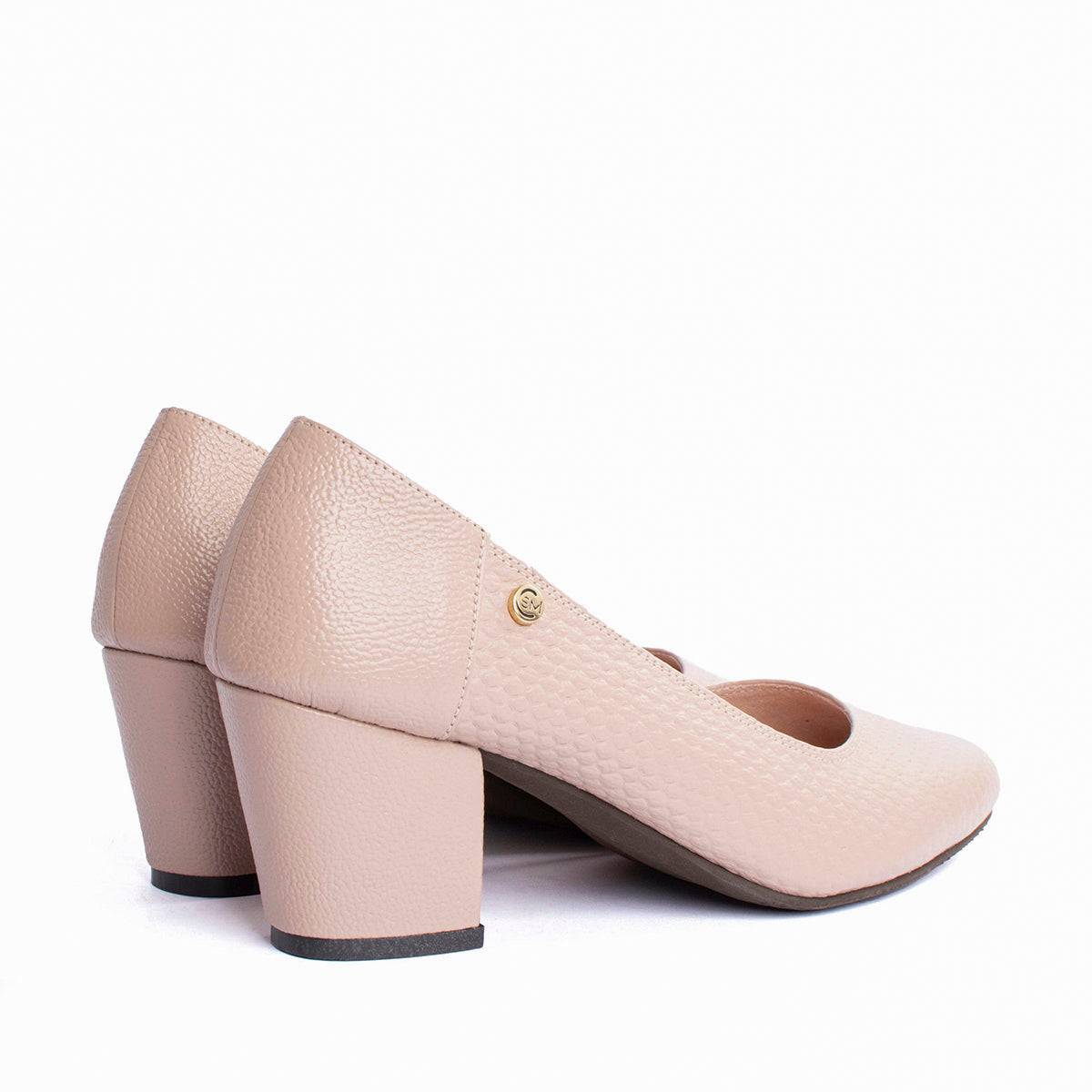 Tacones cerrados en cuero color taupe con textura en croco