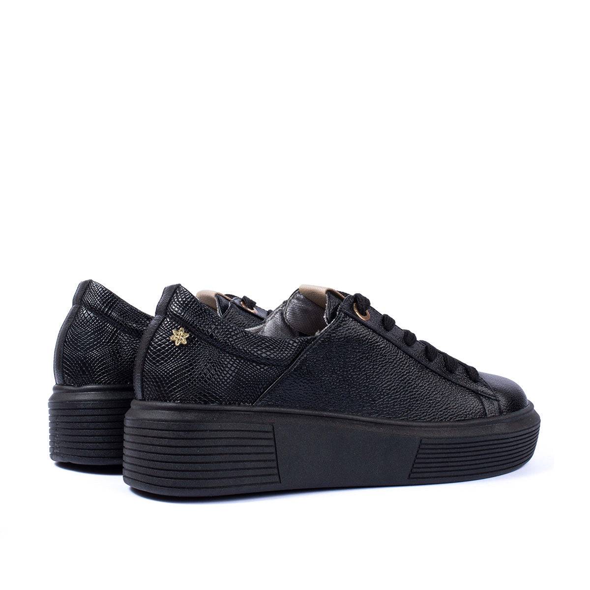 Tenis casuales en cuero color negro con textura en croco