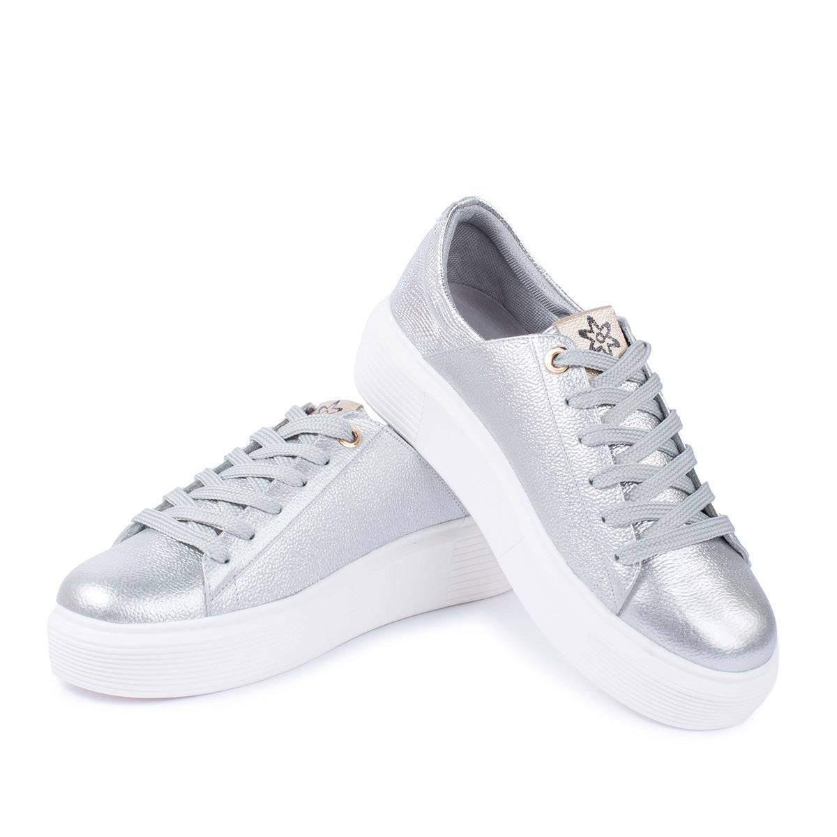 Tenis casuales en cuero color plata con textura en croco