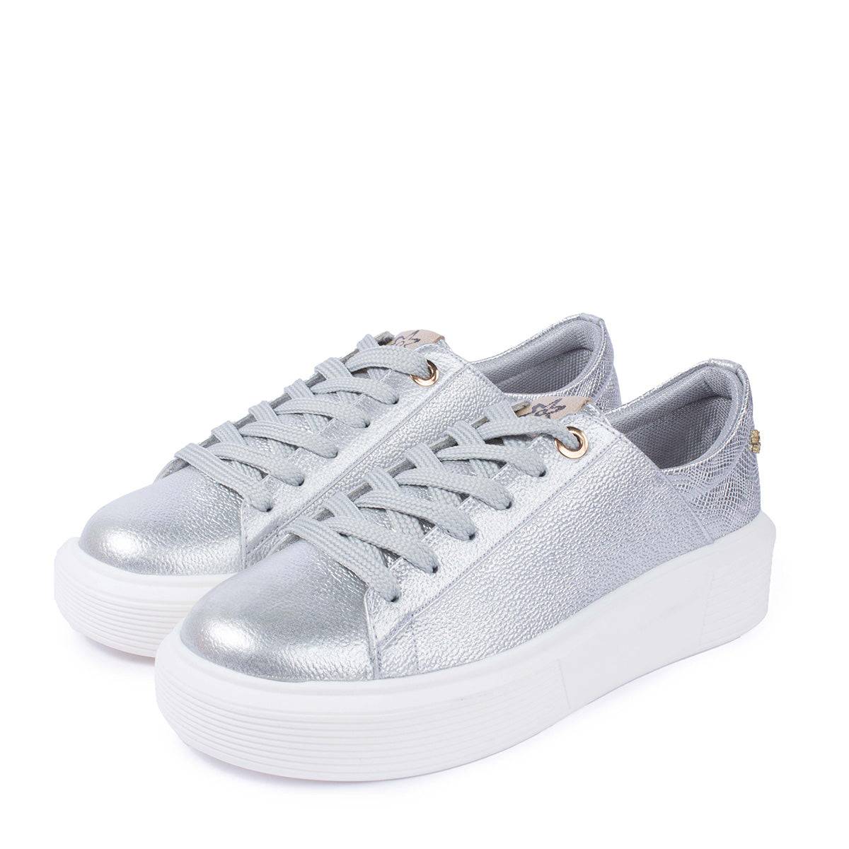 Tenis casuales en cuero color plata con textura en croco