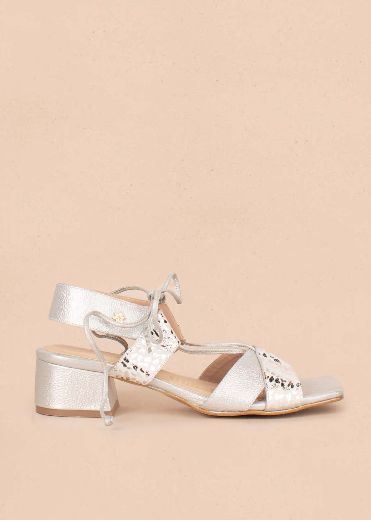Sandalias tipo romanas en cuero color plata con folia animal print 104028