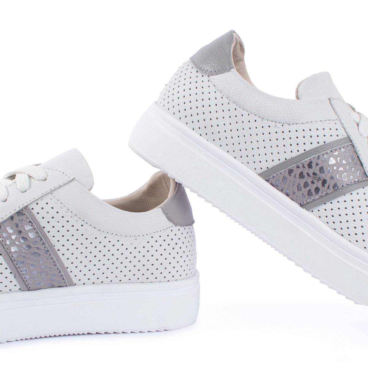 Tenis casuales en cuero color blanco con perforaciones
