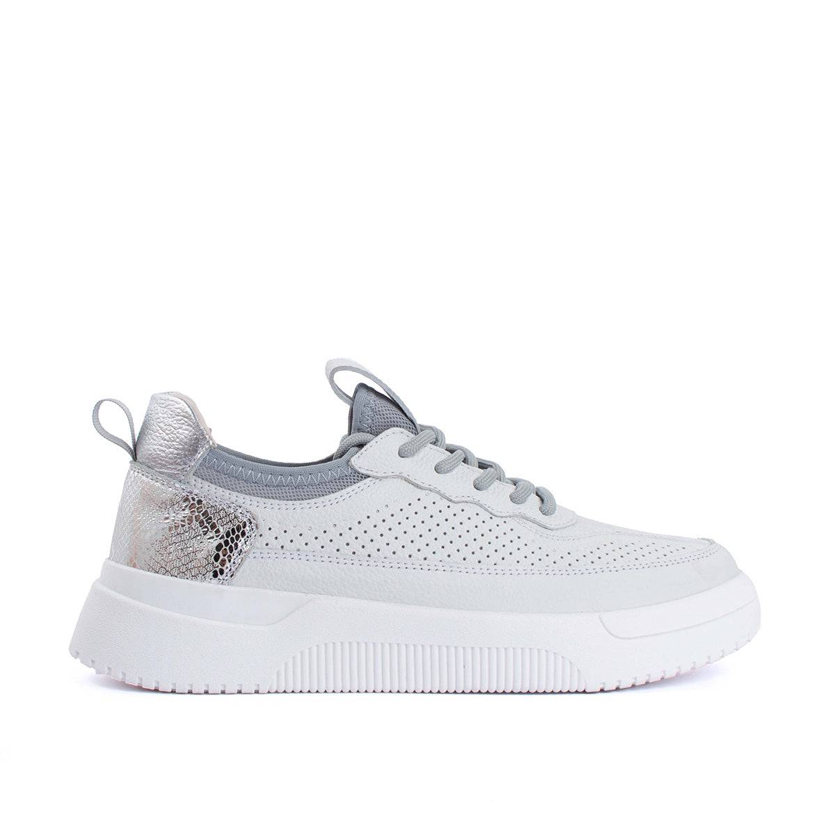 Tenis casuales en cuero color plata con perforaciones