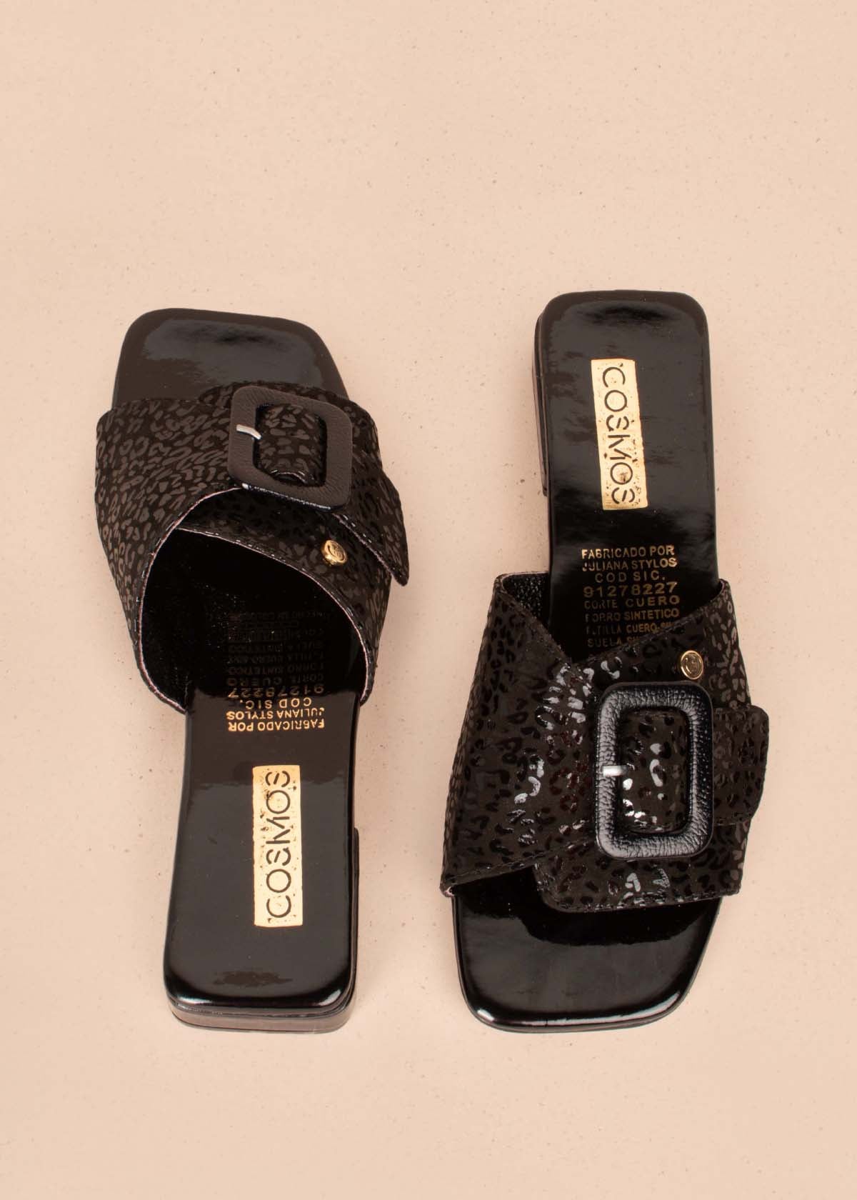 Sandalias planas en cuero color negro con folia animal print 104054