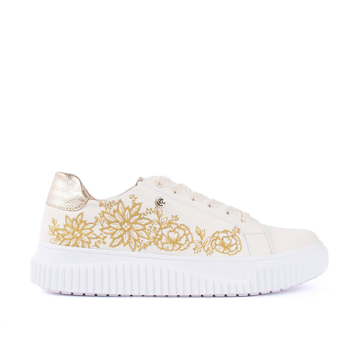 Tenis casuales en cuero color talco con flores bordadas