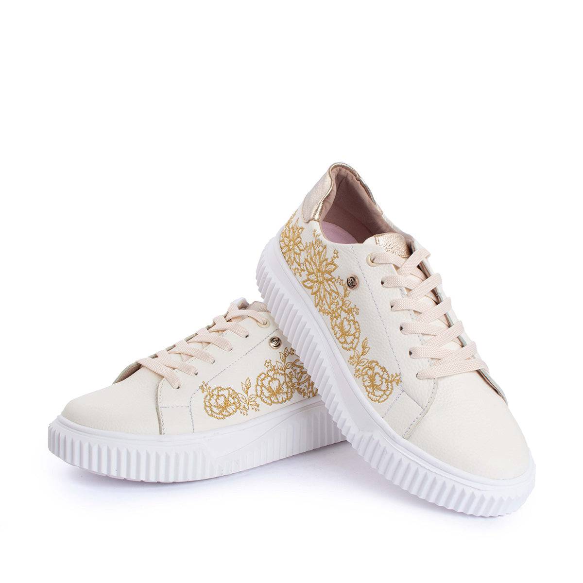 Tenis casuales en cuero color talco con flores bordadas