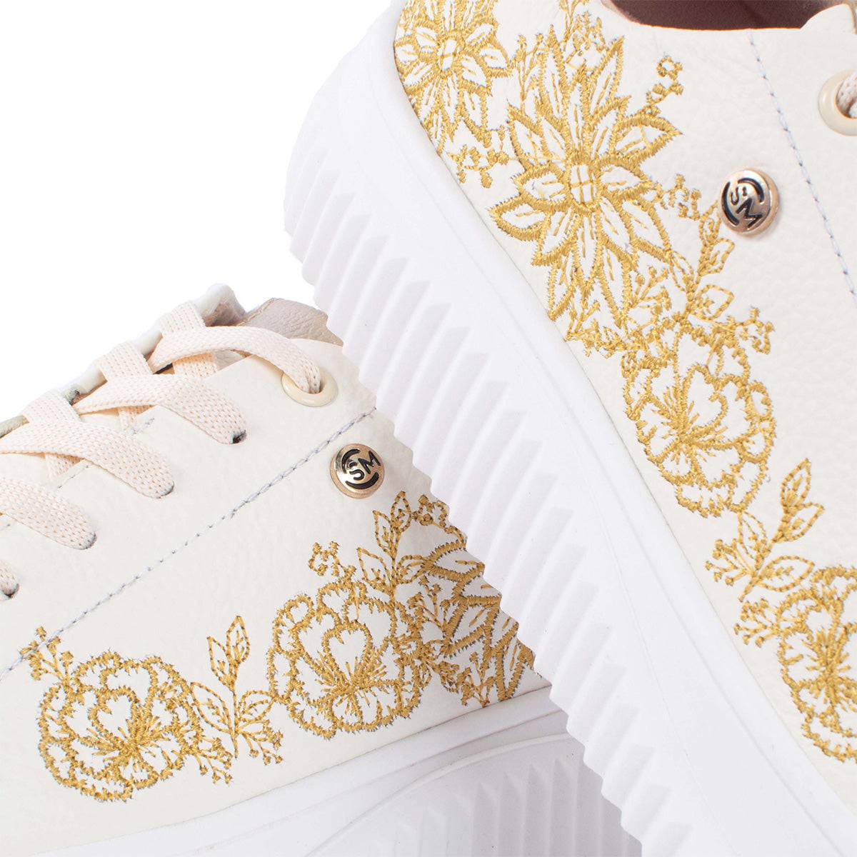 Tenis casuales en cuero color talco con flores bordadas