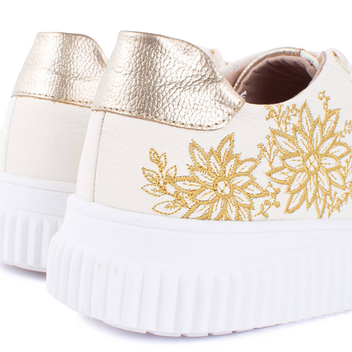 Tenis casuales en cuero color talco con flores bordadas
