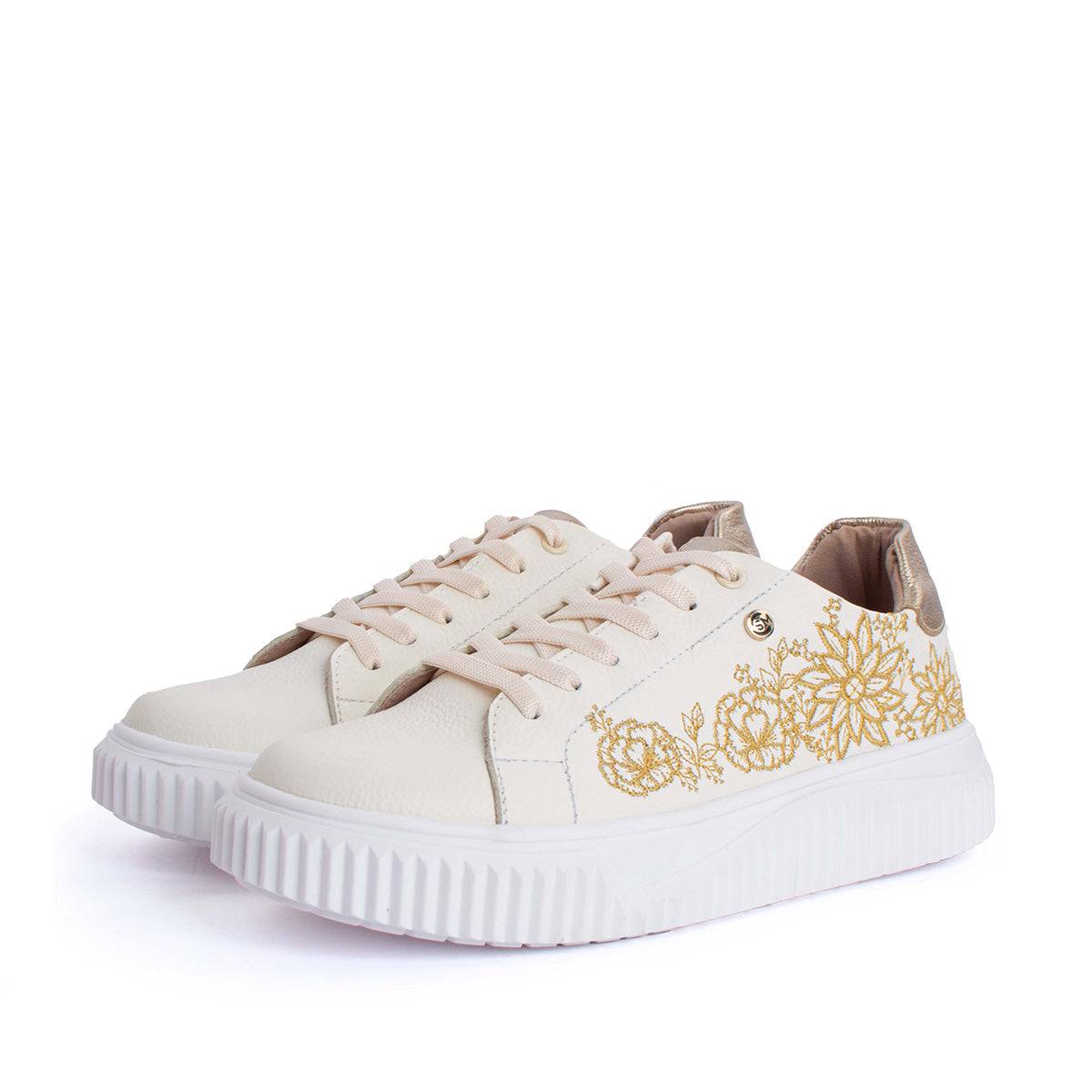 Tenis casuales en cuero color talco con flores bordadas