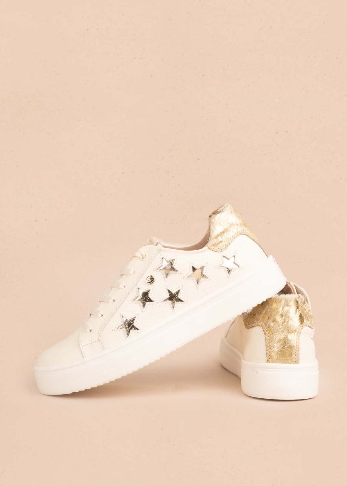 Tenis casuales en cuero talco con estrellas 104059