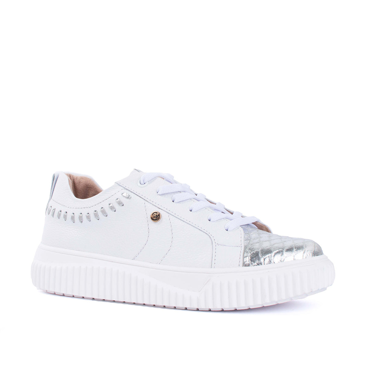 Tenis casuales en cuero color blanco con textura croco 104061