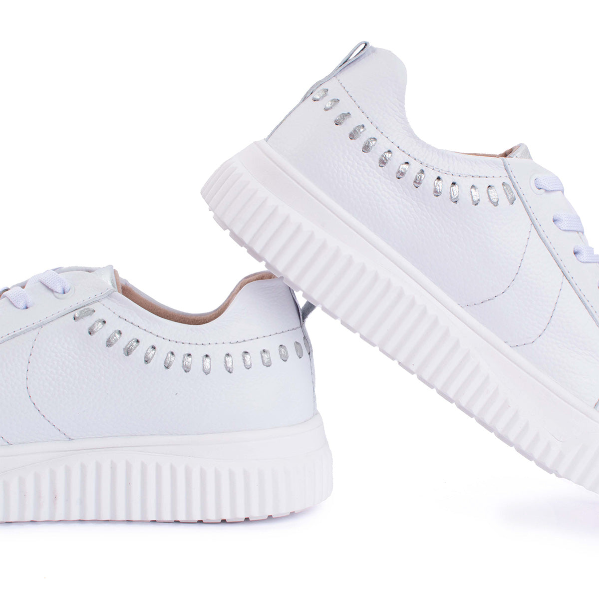 Tenis casuales en cuero color blanco con textura croco 104061