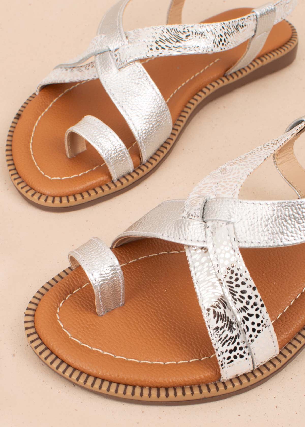 Sandalias planas en cuero color plata con anillo en dedo 104075