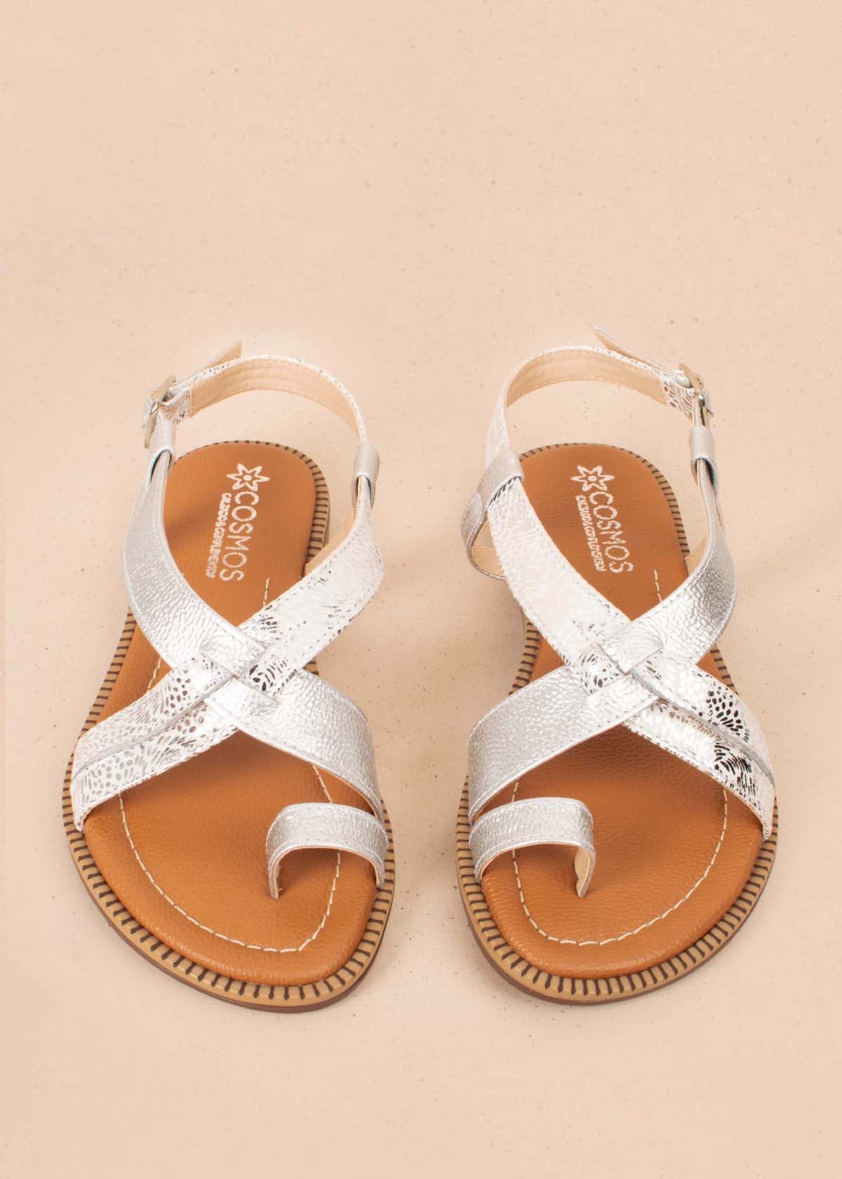 Sandalias planas en cuero color plata con anillo en dedo 104075