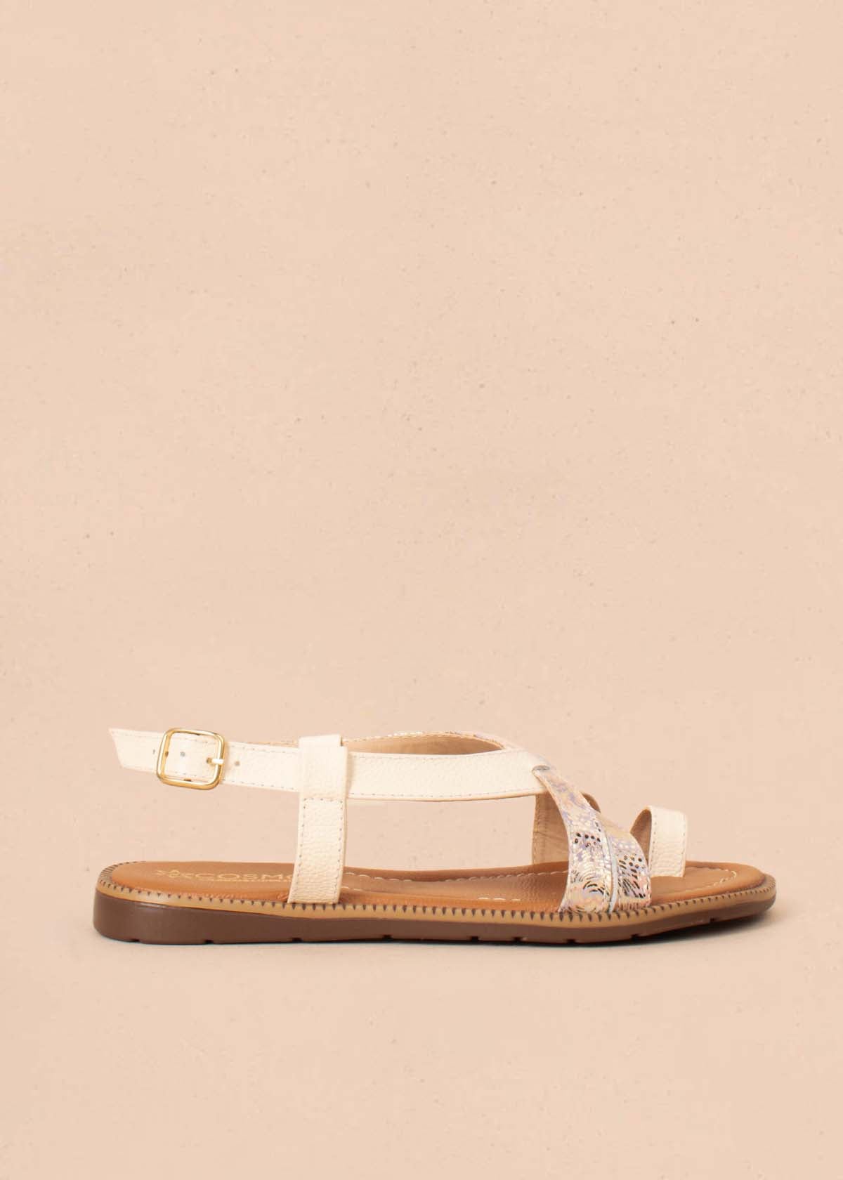 Sandalias planas en cuero color talco con anillo en dedo 104075