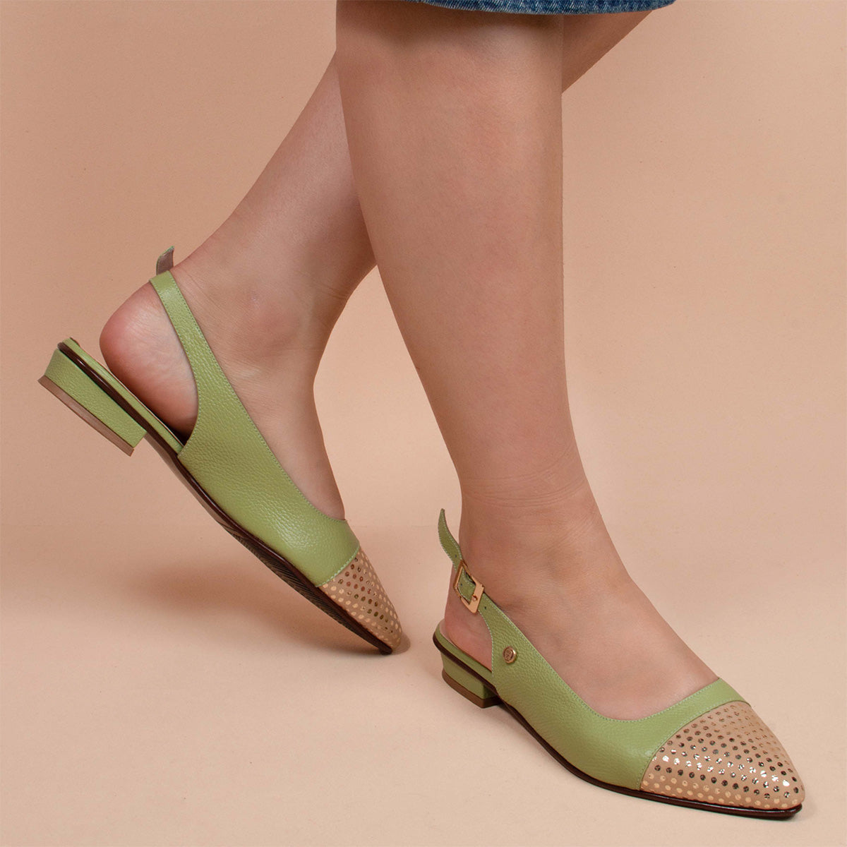 Tacones trabilla en cuero color dorado con puntera animal print 104086