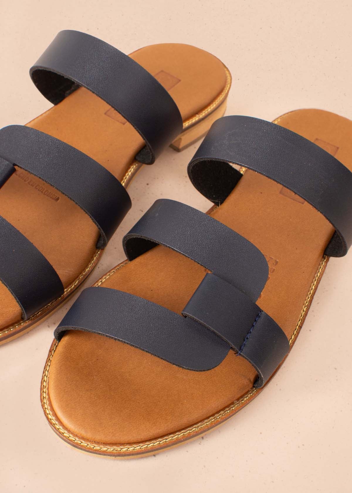 Sandalias planas color azul 104118