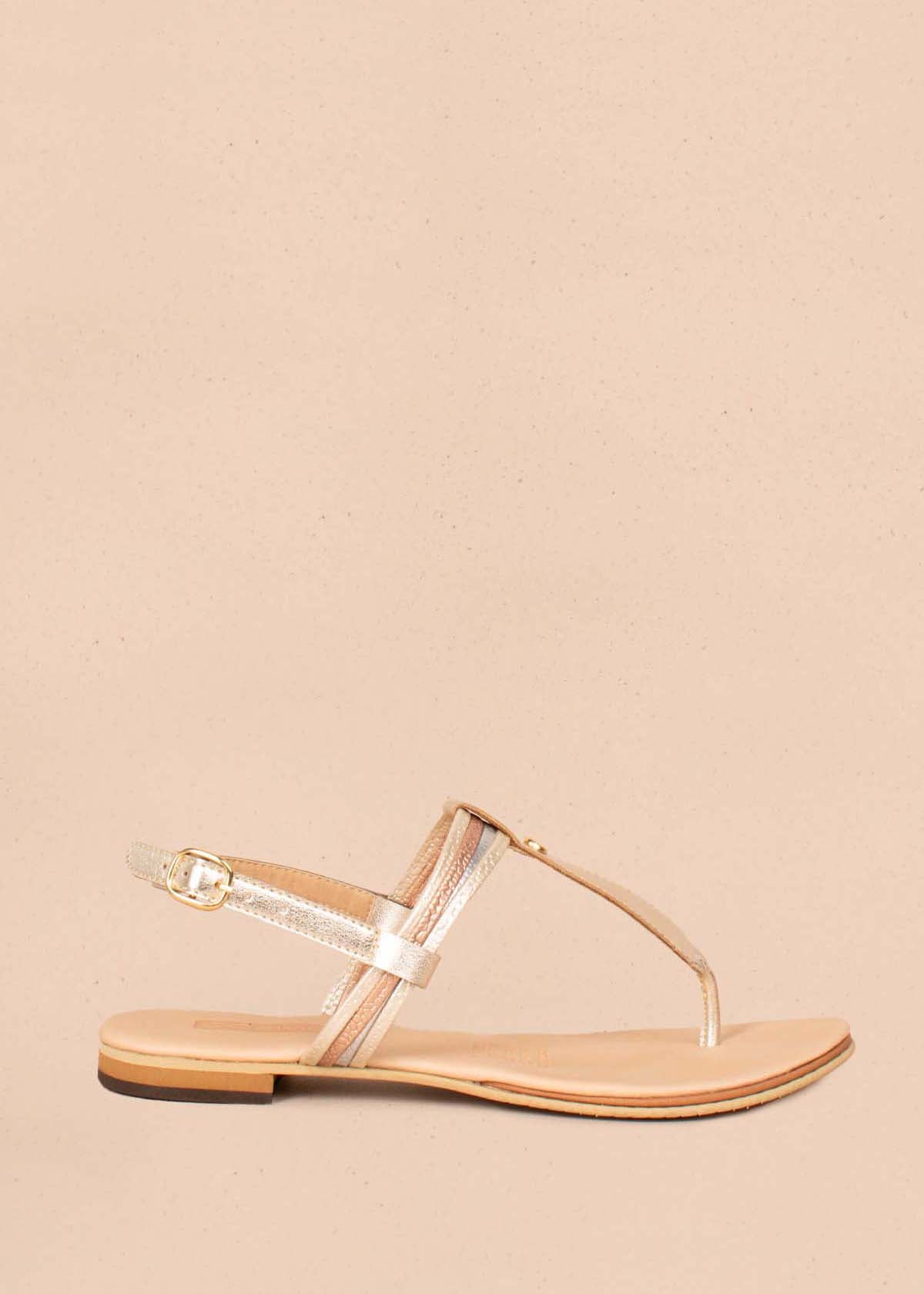 Sandalias planas tres puntadas color dorado 104120