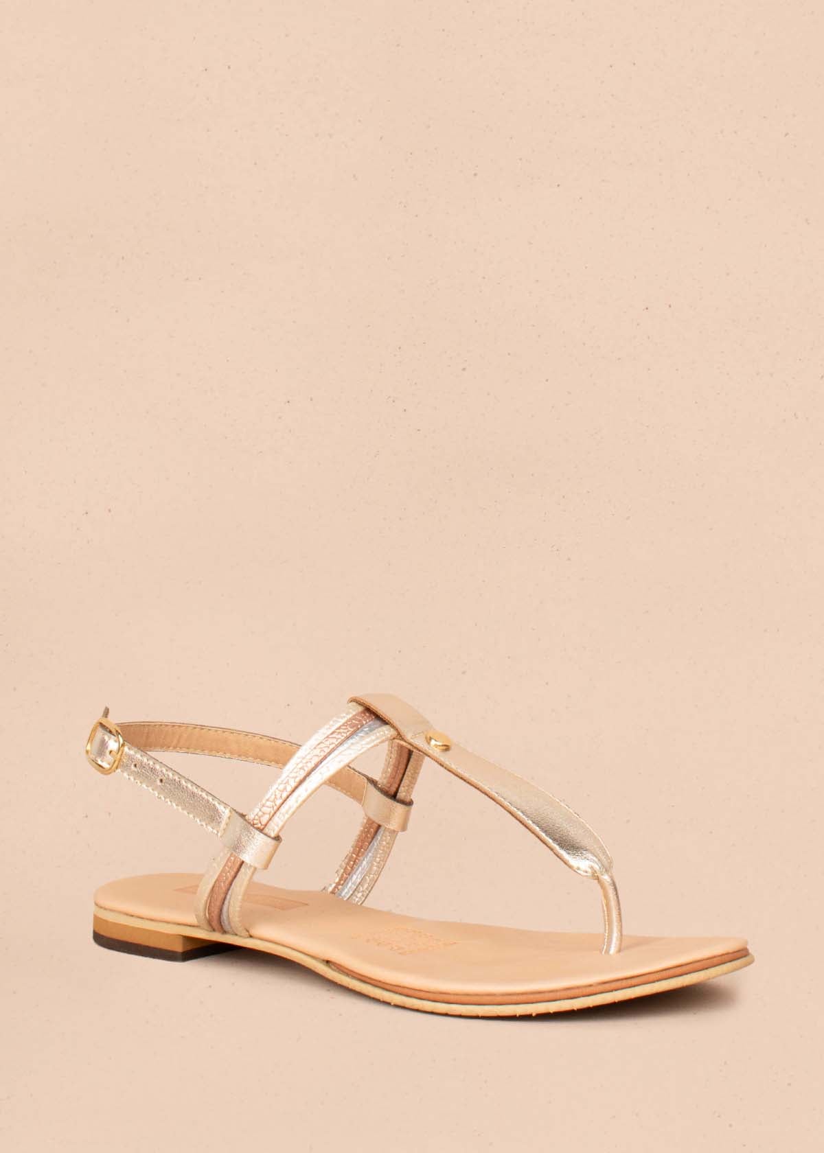 Sandalias planas tres puntadas color dorado 104120